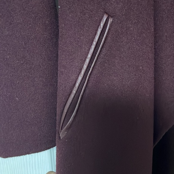 Danier Samantha coat in burgundy 2xs brand new with matching leather gloves - Picture 6 of 9